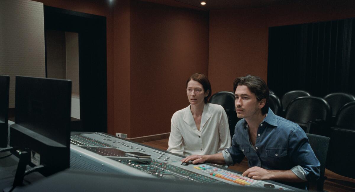 Tilda Swinton and Juan Pablo Urrego in the movie "Memoria."