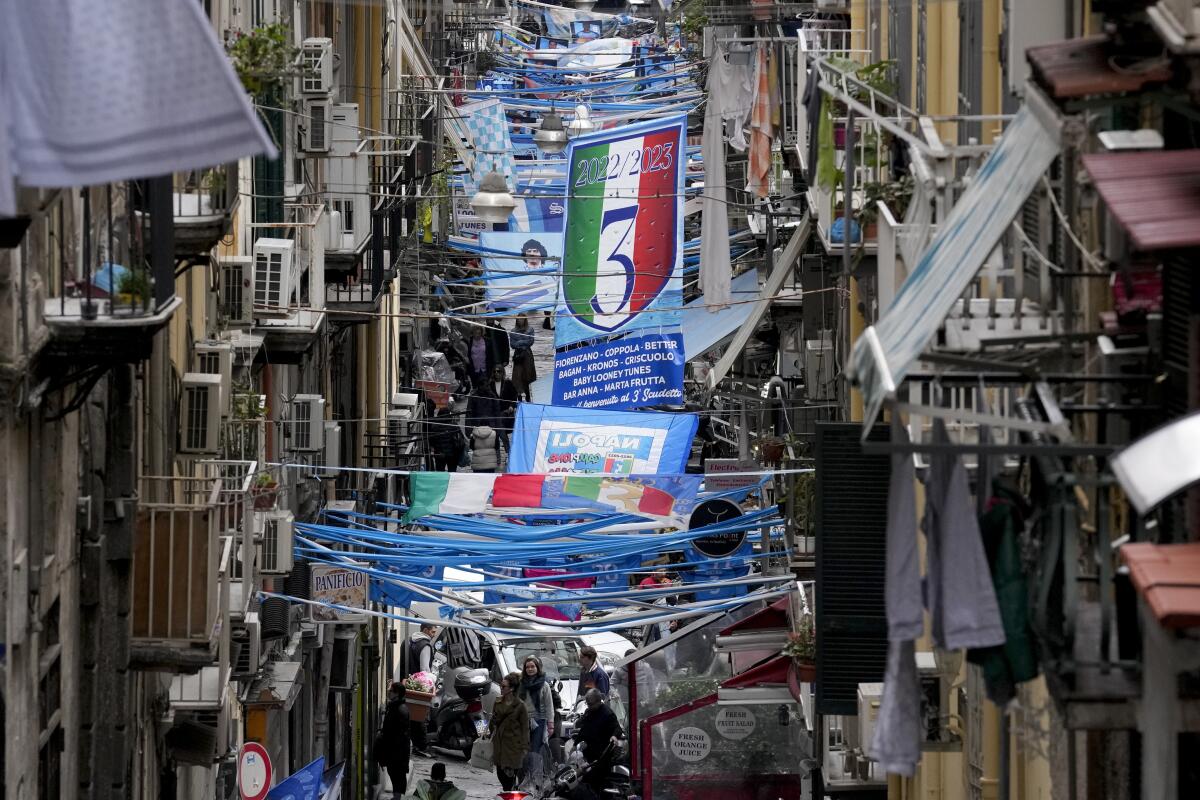 Pancartas en apoyo del Napoli en el centro de Nápoles, Italia, 