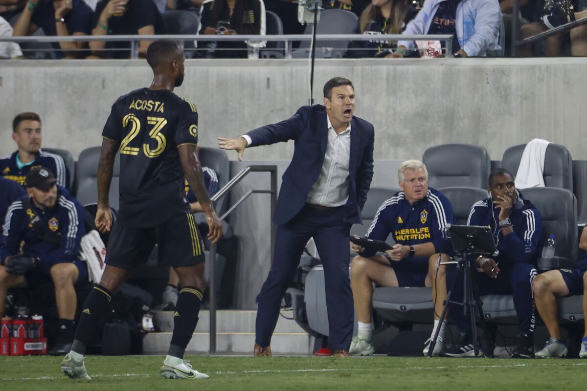 L'entraîneur de Galaxy, Greg Vanney, dirige ses joueurs lors d'une défaite en séries éliminatoires contre LAFC en octobre.
