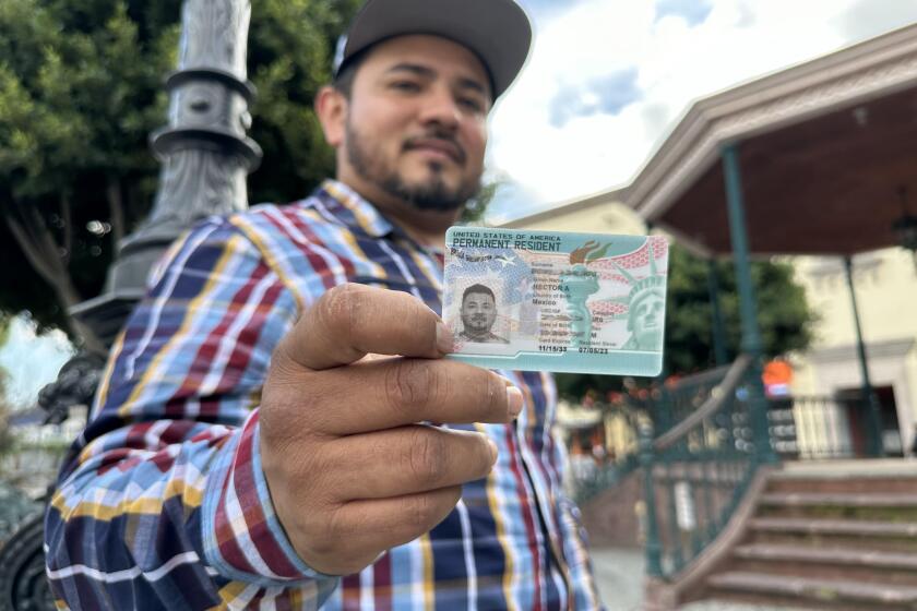 Héctor Bonilla presume su tarjeta verde tras una larga lucha con las autoridades.