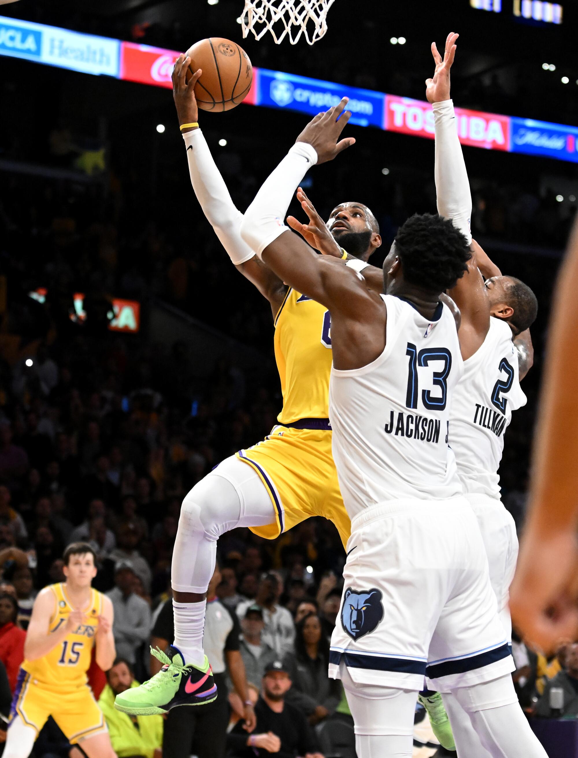 Lakers LeBron James beats Grizzlies Jaren Jackson JR. and Xavier Tillman Jr. to tie the game in the fourth quarter.