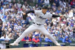 El abridor peruano de los Marlins de Miami Jesús Luzardo lanza en la primera entrada del primer juego e la doble cartelera ante los Cachorros de Chicago el sábado 20 de abril del 2024. (AP Foto/Charles Rex Arbogast)