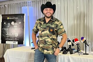 Gerardo Ortiz celebra sus 10 años de trayectoria de esta manera desde Los Ángeles