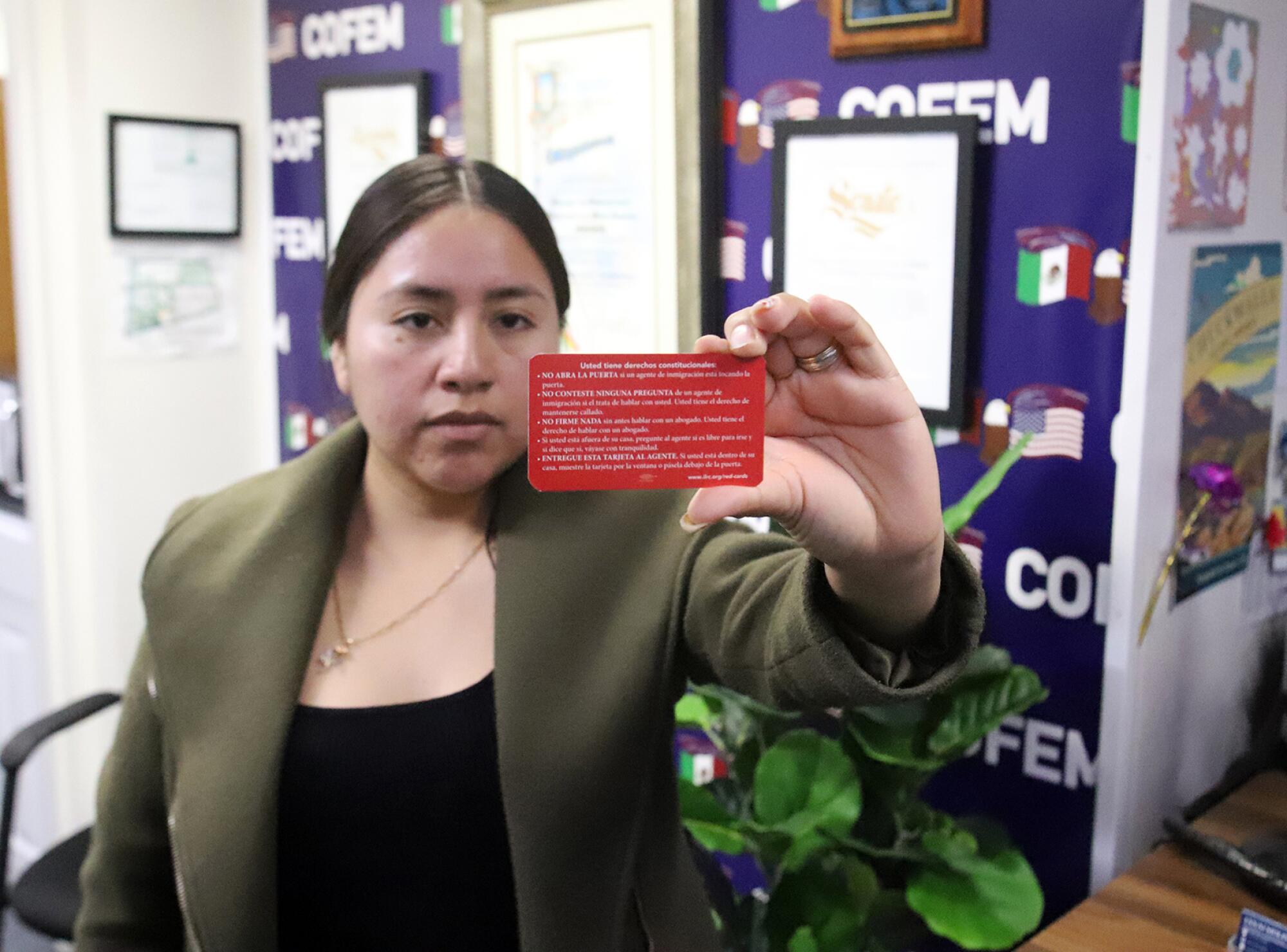 Yessenia Cux, empleada del Consejo de Federaciones Mexicanas, muestra una