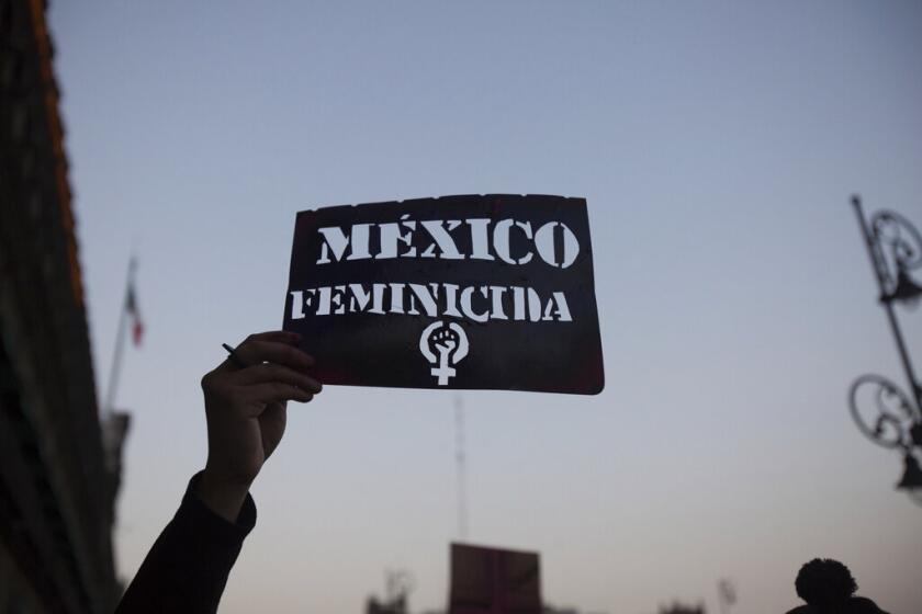Una manifestante sostiene una plantilla con el mensaje en español "México femicida" durante una protesta de colectivos feministas contra la violencia de mujeres en la Ciudad de México, viernes 14 de febrero de 2020. (Foto AP/Ginnette Riquelme)
