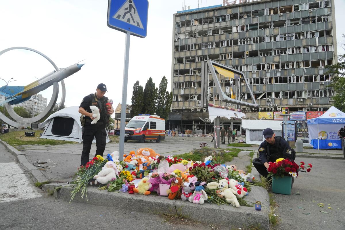 Agentes policiales ucranianos colocan flores y muñecos 