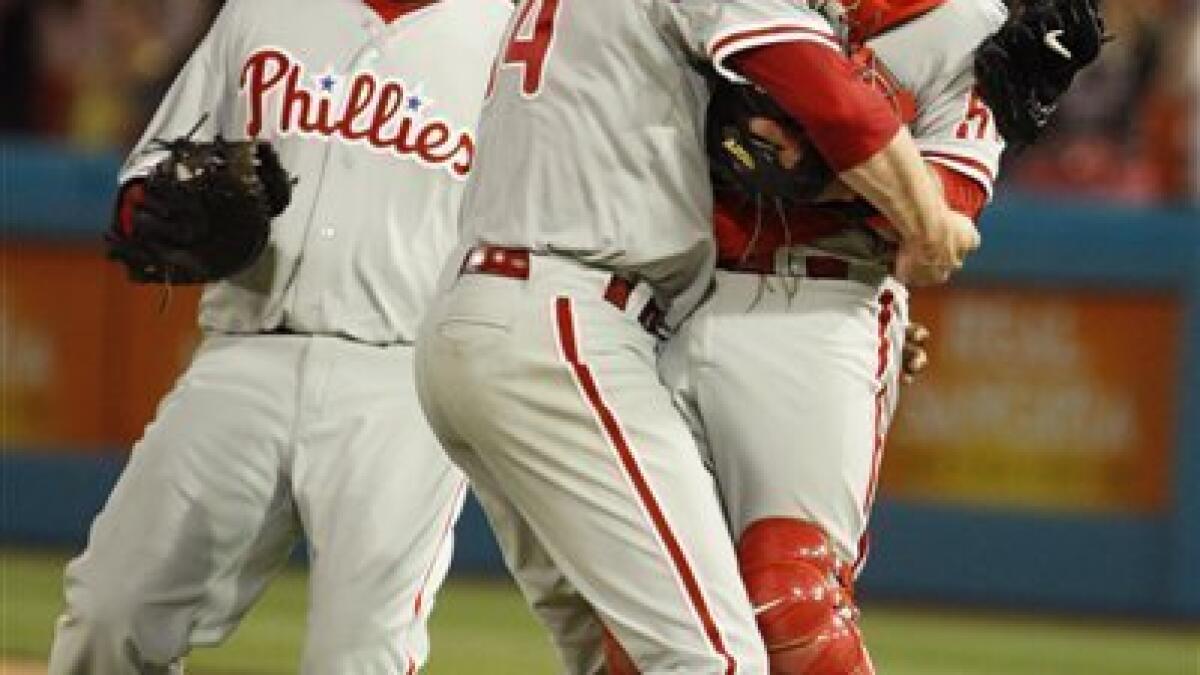 Roy Halladay earns 200th career win as Phillies beat Marlins, 2-1