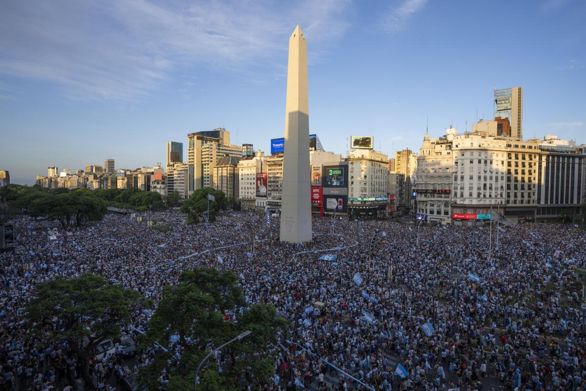 Hinchas argentinos festejan frente al Obelisco de Buenos Aires la victoria de la selección de su país 