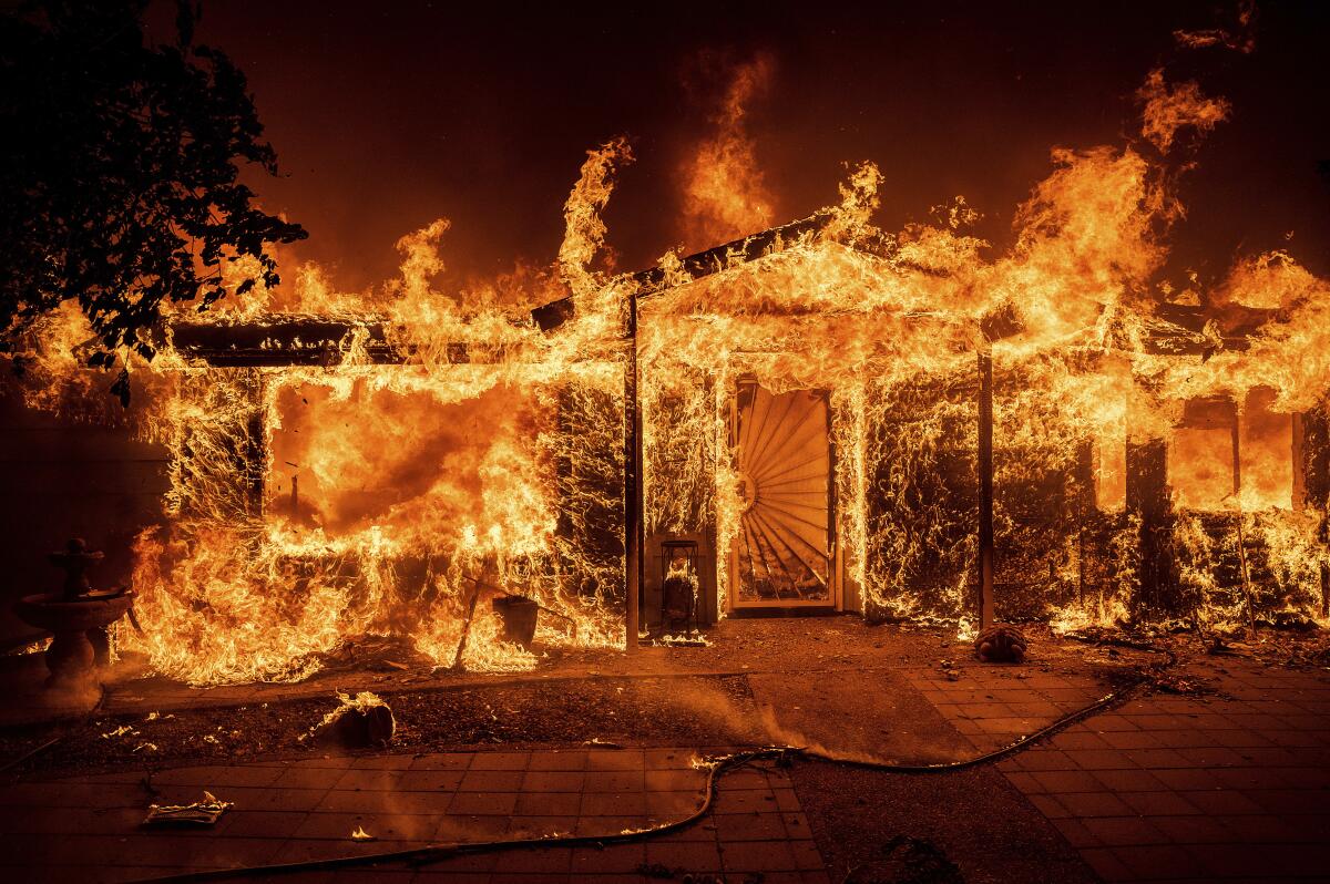 Las llamas consumen una casa en el condado de Mariposa, California, el sábado 23 de julio de 2022. 