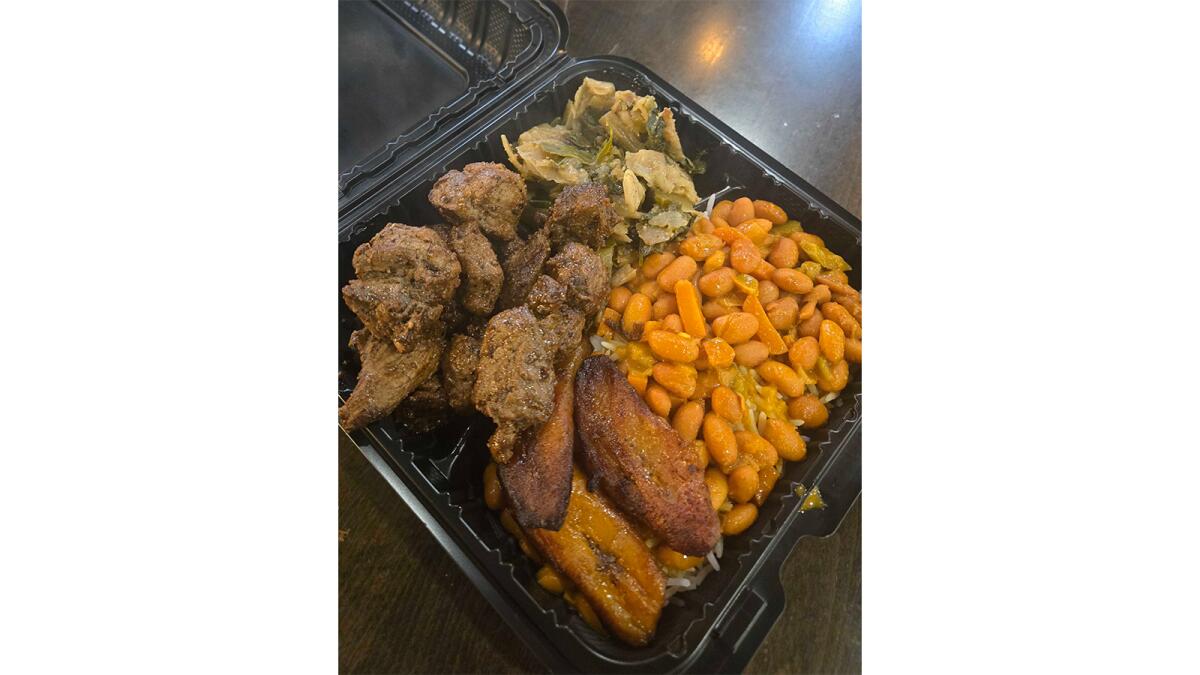 নর্থ ক্যারোলিনার শার্লটের সেরেঙ্গেটি কিচেন থেকে রোস্টেড ভেড়ার মাংস সহ সোয়াহিলি খাবার