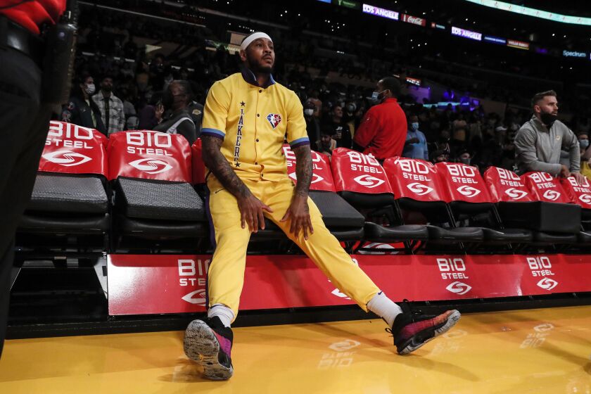 Los Angeles, CA, Monday, November 15, 2021 -Los Angeles Lakers forward Carmelo Anthony (7) rests on the bench before a game against the Chicago Bulls at Staples Center. Robert Gauthier/Los Angeles Times)