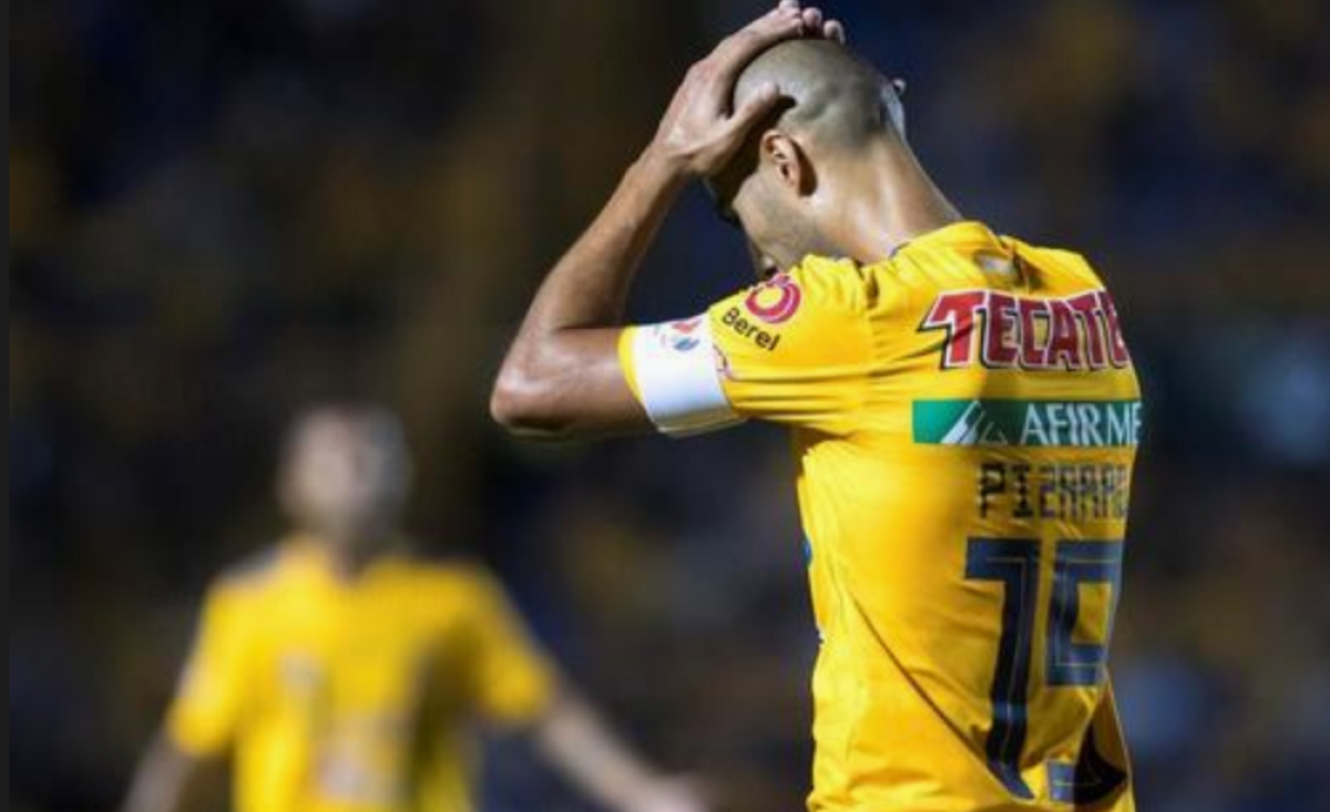 Guido Pizarro de Tigres se lamenta ante Puebla durante un partido correspondiente a la jornada 11 del Torneo Apertura 2019 celebrado en el estadio Universitario de la ciudad de Monterrey (México). EFE/Miguel Sierra/Archivo