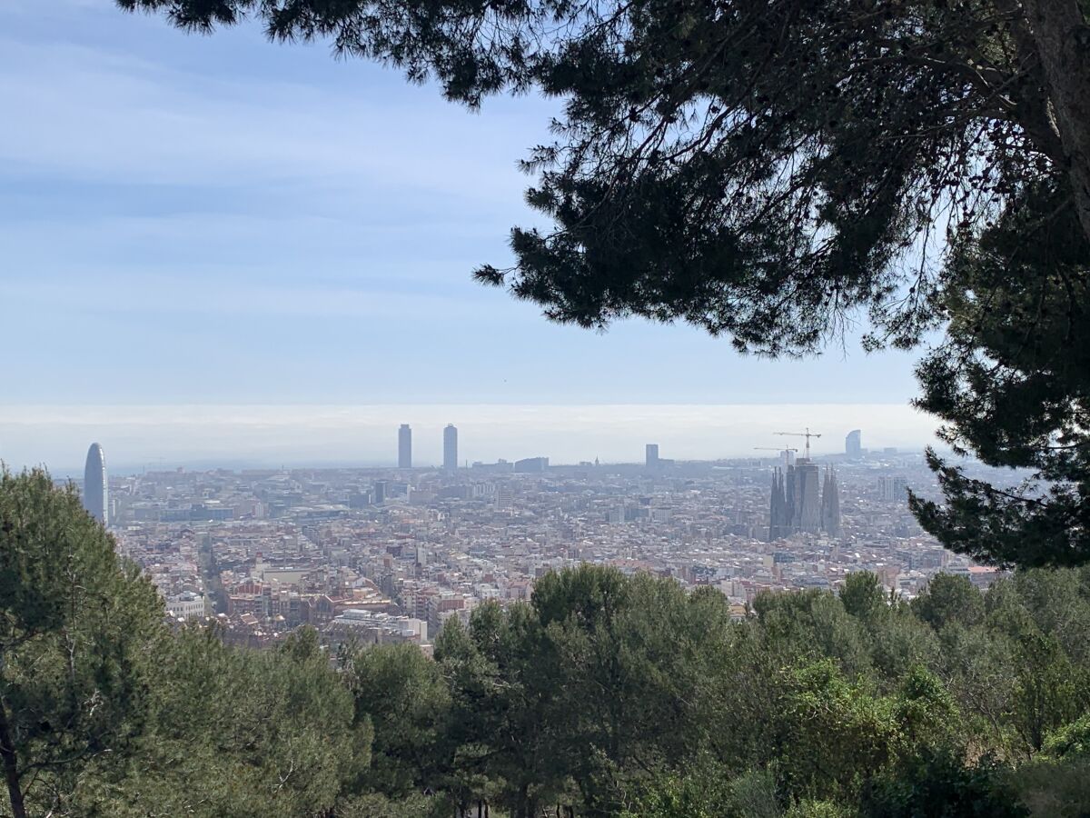 "Del Parque Guinardó llegamos a los Búnkers del Carmel. Es la punta más alta en una montaña que ofrece unas vistas de 360 grados impresionantes de Barcelona".