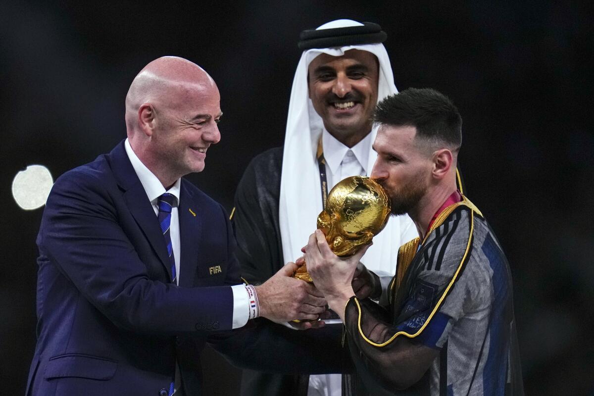 ARCHIVO - El astro argentino Lionel Messi besa el trofeo de la Copa Mundial 