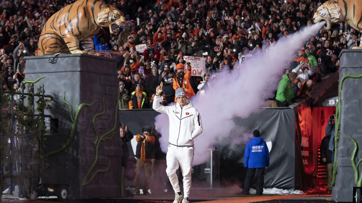 Aaron Rodgers forced to wear Auburn jersey by CJ Uzomah after Cal loss to  Tigers