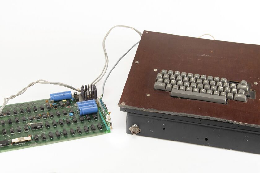 La foto distribuida por la firma subastadora RR Auction muestra una computadora clásica Apple de los años 70 firmada por el cofundador de la empresa Steve Wozniak. Será subastada en Boston, se informó el 1 de agosto de 2023. (Nikki Brickett/RR Auction via AP)
