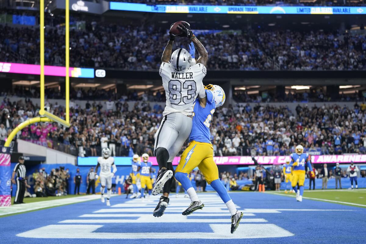 Las Vegas Raiders tight end Darren Waller hauls in a touchdown pass in the third quarter.