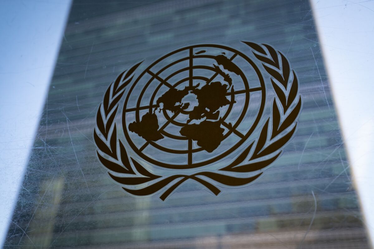 ARCHIVO - El símbolo de Naciones Unidas se ve afuera del Edificio