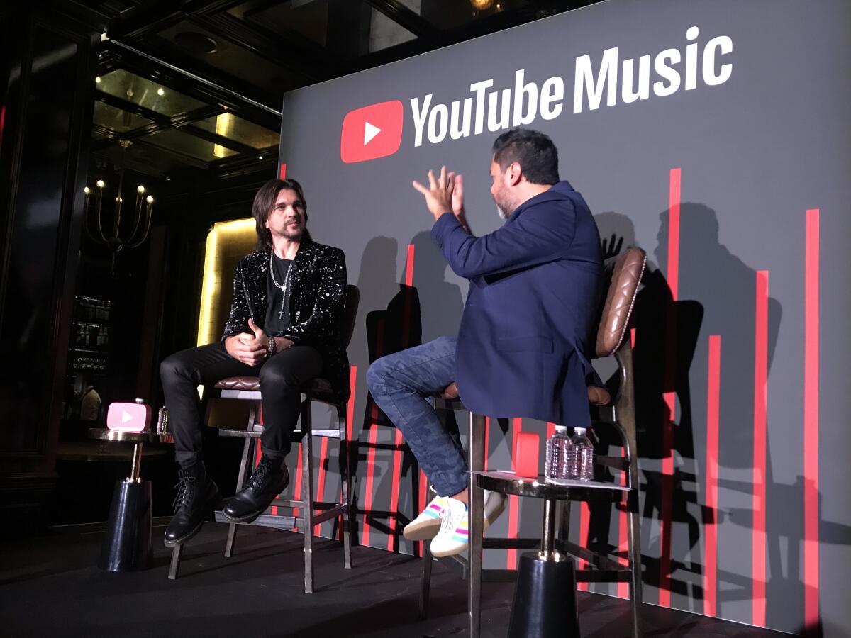 El cantante y guitarrista Juanes (izq.) al lado de Mauricio Ojeda, de YouTube, en el evento especial de la plataforma digital.