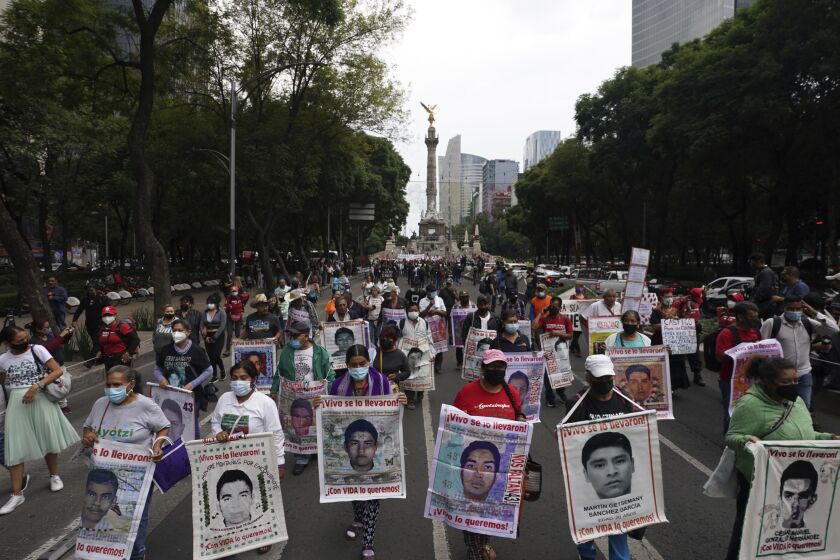 Familiares y amigos marchan en busca de justicia para los 43 estudiantes desaparecidos de Ayotzinapa en la Ciudad de México, el viernes 26 de agosto de 2022. Tres militares, entre ellos un excomandante de un batallón, fueron detenidos por su presunta vinculación con la desaparición de los estudiantes ocurrida en 2014 en el sur de México, informó el gobierno el jueves 15 de septiembre de 2022. (AP Foto/Marco Ugarte)