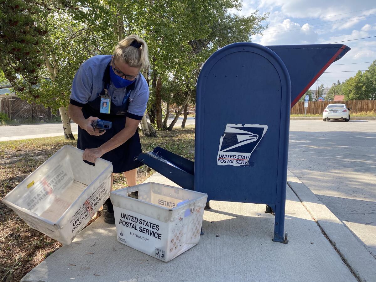 El USPS alienta a los clientes a conectarse en línea y adoptar una carta.