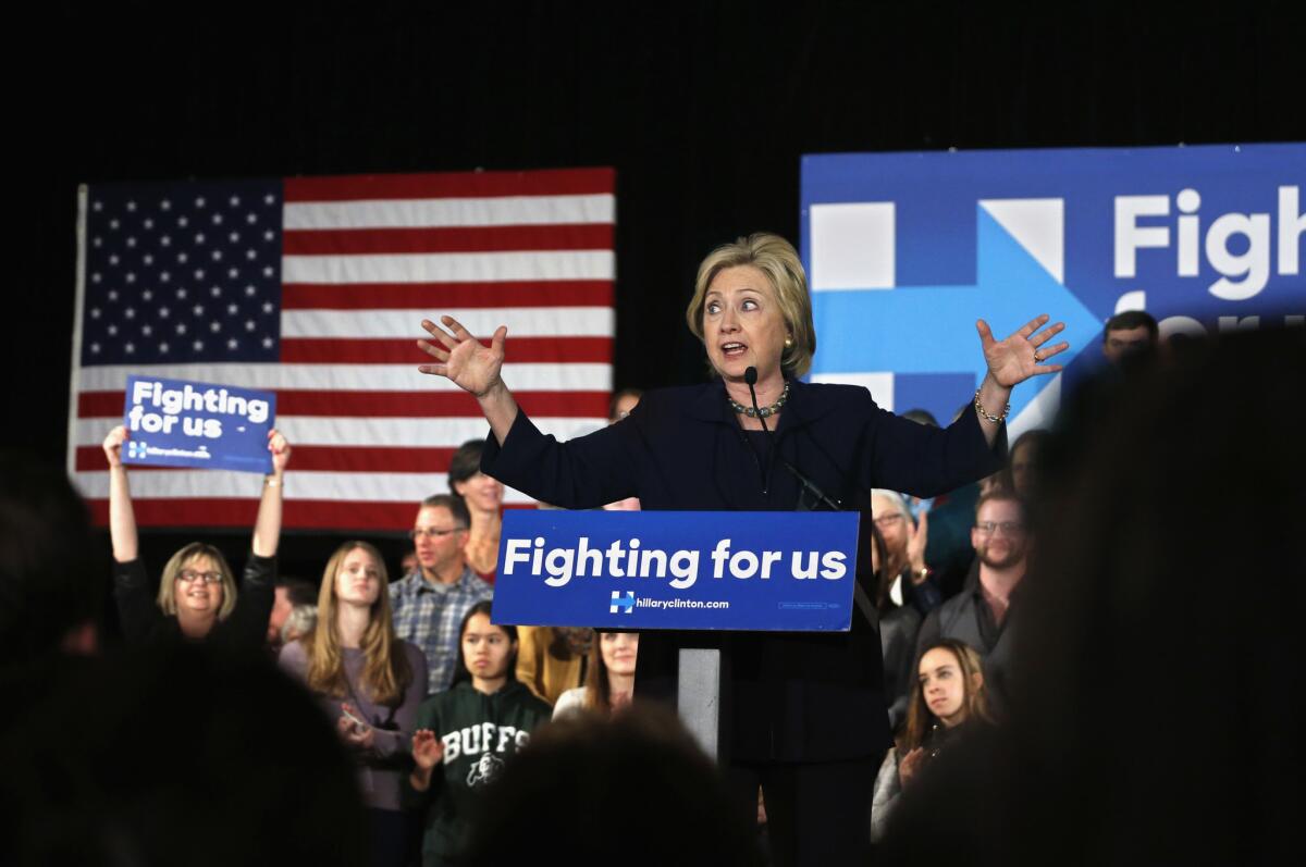 Hillary Rodham Clinton, precandidata presidencial demócrata, habla ante partidarios en un acto de campaña en Boulder, Colorado, el martes 24 de noviembre de 2015. (Foto AP/Brennan Linsley