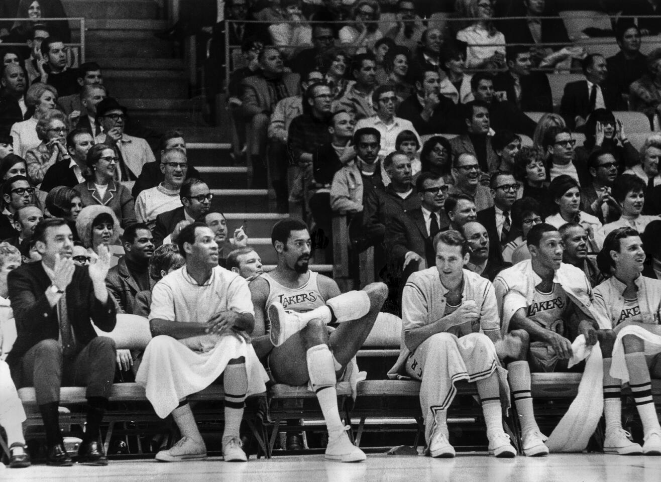 Laker coach Bill Van Breda Kolf, left, applauds play against the Warriors on Dec. 20, 1968. With him, from left: Elgin Baylor, Wilt Chamberlain, Jerry West, Bill Hewitt and Keith Erickson.