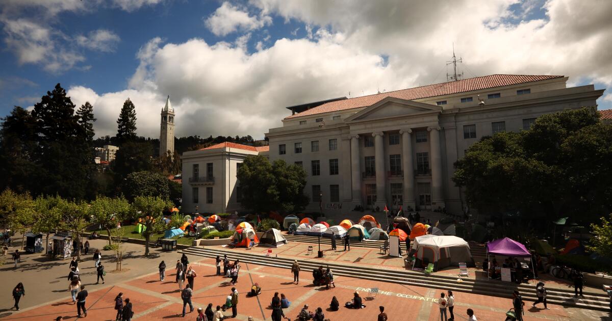 Students chant during Berkeley's commencement ceremony - Los Angeles Times