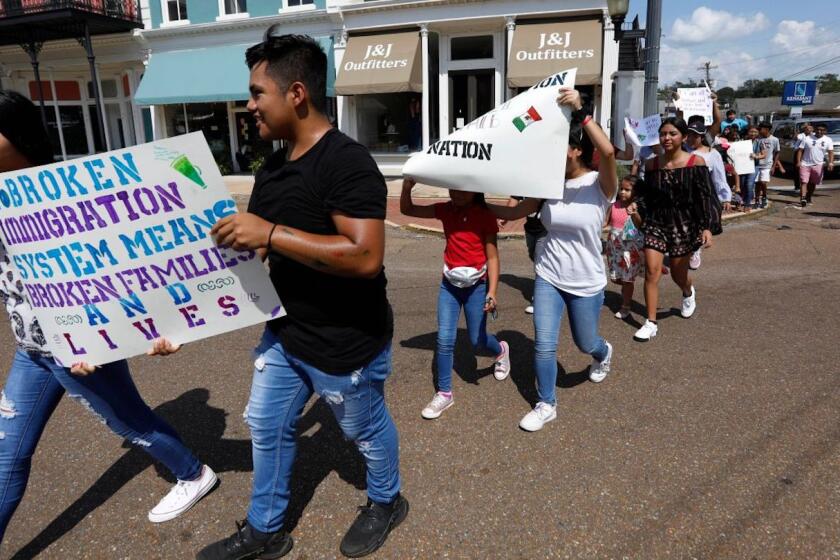 Hijos de inmigrantes mayormente hispanos participan en un acto en apoyo de migrantes detenidos en una planta procesadora de alimentos en Canton, Mississippi. El gobierno se apresta a poner en vigor nuevas normas que redefinen el concepto de "carga pública" que puede descalificar a una persona que pide la residencia permanente en EEUU.