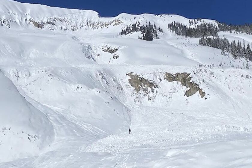 Esta foto proporcionada por el Centro de Información de Avalanchas de Colorado muestra la zona donde se registró una avalancha, el sábado 18 de marzo de 2023, cerca de Marble, Colorado. (Centro de Información de Avalanchas de Colorado vía AP)