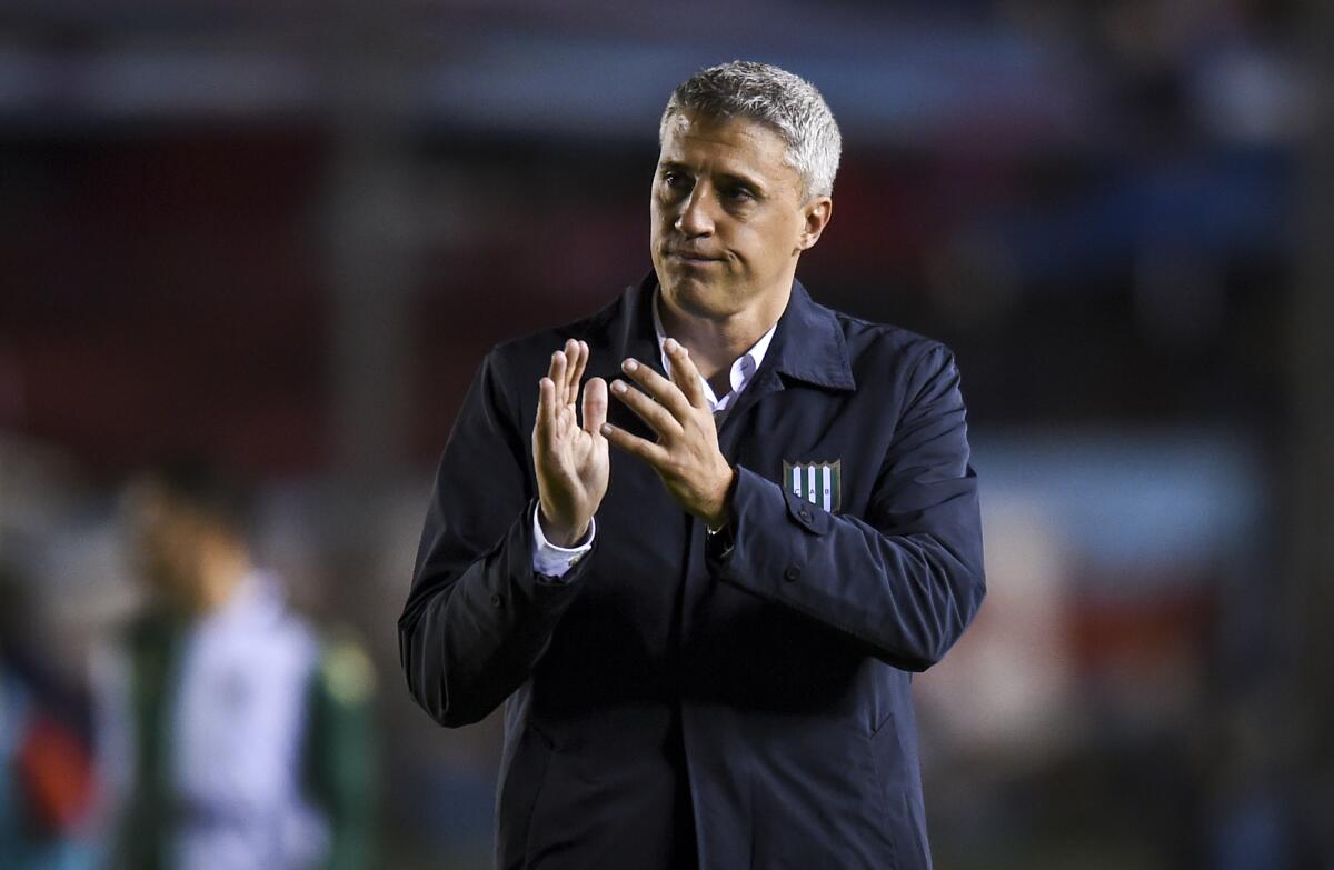 SARANDI, ARGENTINA - JULY 29: Hernan Crespo coach of Banfield greets the fans after losing a match between Arsenal and Banfield as part of Superliga Argentina 2019/20 at Julio Humberto Grondona Stadium on July 29, 2019 in Sarandi, Argentina. (Photo by Marcelo Endelli/Getty Images)