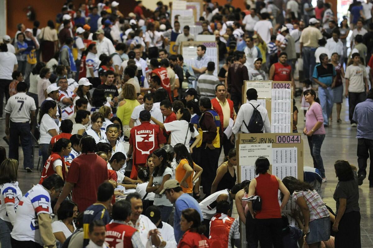 Votantes salvadoreños asisten a emitor su voto en el Centro de Ferias y Convenciones en San Salvador.