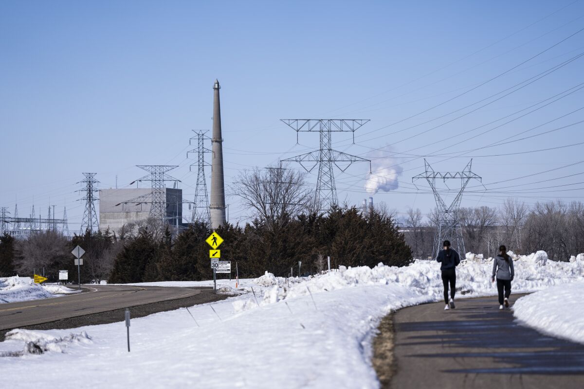Personas caminan en el parque de condado Montissippi cerca de la Planta Generadora Xcel Energy Monticello, una planta de energía nuclear, en Monticello, Minnesota, el viernes 24 de marzo de 2023. (Renee Jones Schneider/Star Tribune vía AP)