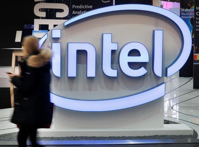 Una mujer pasa delante del logo de Intel. EFE/Archivo