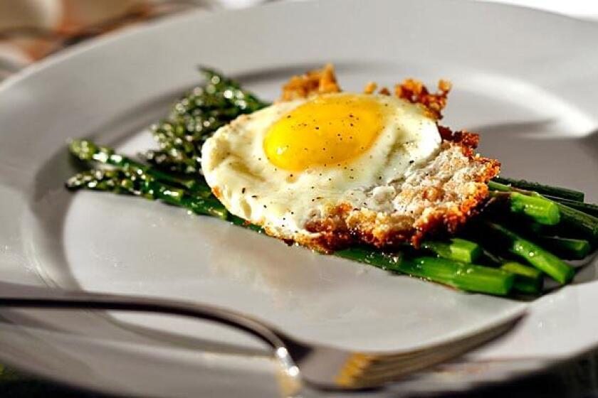 Asparagus with bread crumb-fried eggs