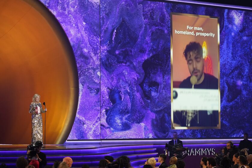 La primera dama Jill Biden presenta el premio a mejor canción por el cambio social para Shervin Hajipour por "Baraye" en la 65a etrega anual del Grammy el 5 de febrero de 2023, en Los Angeles. (Foto AP/Chris Pizzello)