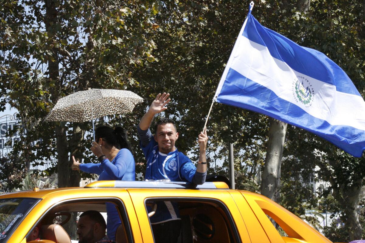 En esta imagen de archivo, Jacob Argueta aparece ondeando la bandera de El Salvador en el Desfile Centroamericano.