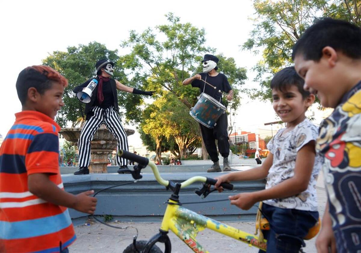 Las personas los ven con asombro y muchos niños y niñas se bailan al ritmo de los tambores.