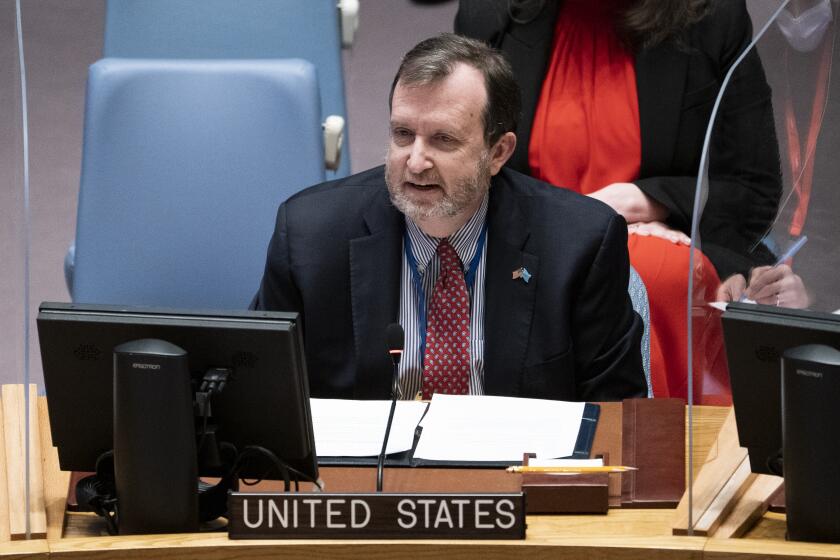 Richard M. Mills, Jr., representante adjunto de Estados Unidos ante las Naciones Unidas, habla durante una reunión del Consejo de Seguridad, el lunes 28 de febrero de 2022, en la sede de las Naciones Unidas. (AP Foto/John Minchillo)