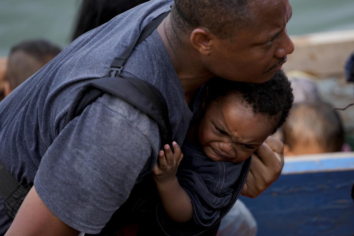 Un migrante desembarca a su llegada a Bajo Chiquito, Panamá, el sábado 6 de mayo de 2023