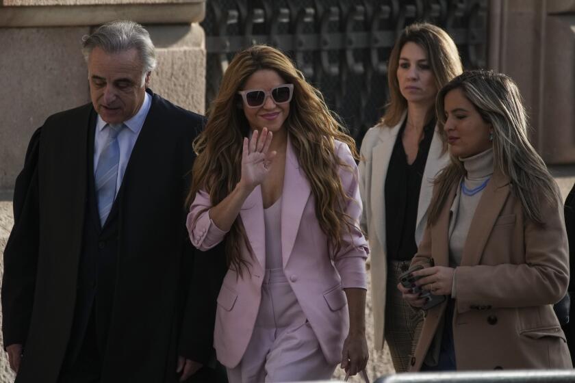 La artista colombiana Shakira, en el centro, llega a una corte en Barcelona, España, el lunes 13 de noviembre de 2023. La estrella del pop acudió a una corte en Barcelona para el primer día de su juicio por supuesto fraude fiscal por valor de millones de euros. (AP Foto/Emilio Morenatti)
