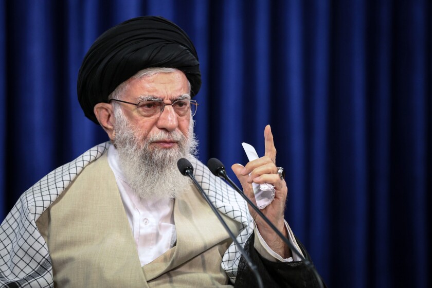 En esta foto distribuida por el sitio web oficial del líder supremo de Irán, el ayatolá Ali Jamenei habla a la nación en ocasión de la festividad de Eid al-Adha, en Teherán, Irán, viernes 31 de julio de 2020. Jamenei dijo que Irán no negociará con Estados Unidos porque Washington lo utilizaría con fines de propaganda. ((Oficina del líder supremo iraní via AP)