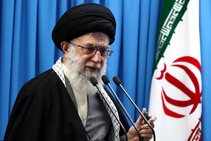 En esta imagen, tomada el 3 de febrero de 2012 y distribuida por la web oficial de la oficina del líder supremo de Irán, el ayatolá Ali Jamenei ofrece un sermón durante la oración de los viernes en el campus de la Universidad de Teherán, en Teherán, Irán. (Oficina del Líder Supremo vía AP)