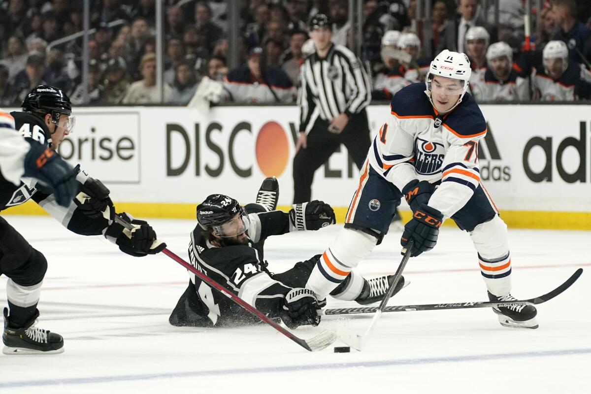 NHL playoffs: Edmonton Oilers overwhelm L.A. Kings in Game 3 win - Los  Angeles Times