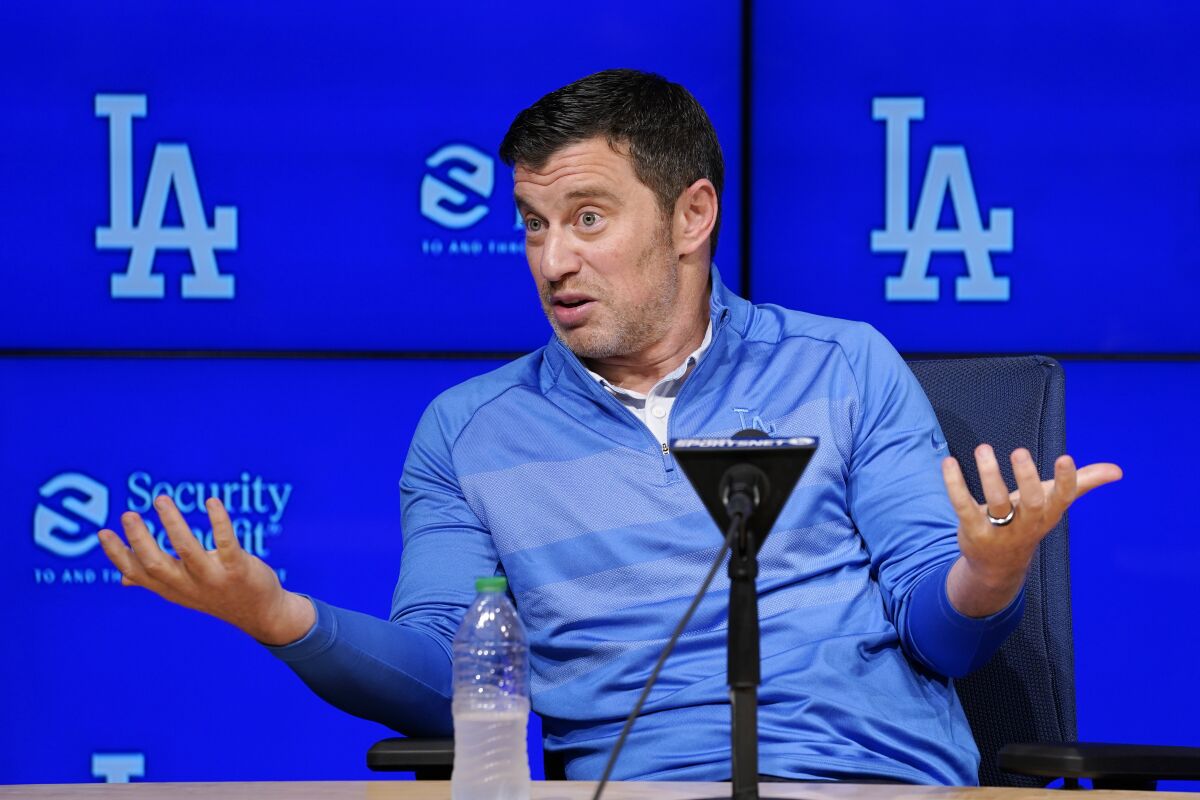 Le président des opérations de baseball des Dodgers, Andrew Friedman, prend la parole lors d'une conférence de presse sur le baseball