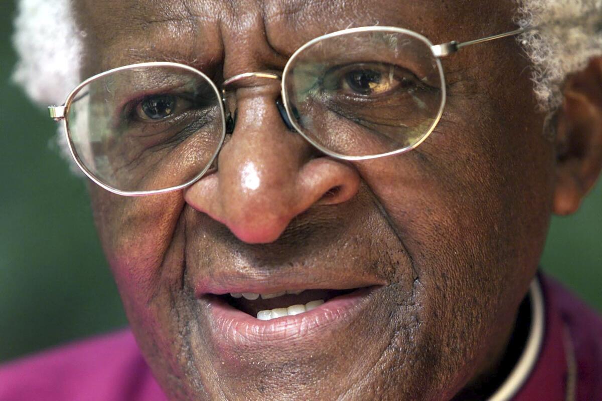 ARCHIVO - El arzobispo anglicano retirado Desmond Tutu habla en una entrevista con The Associated Press 