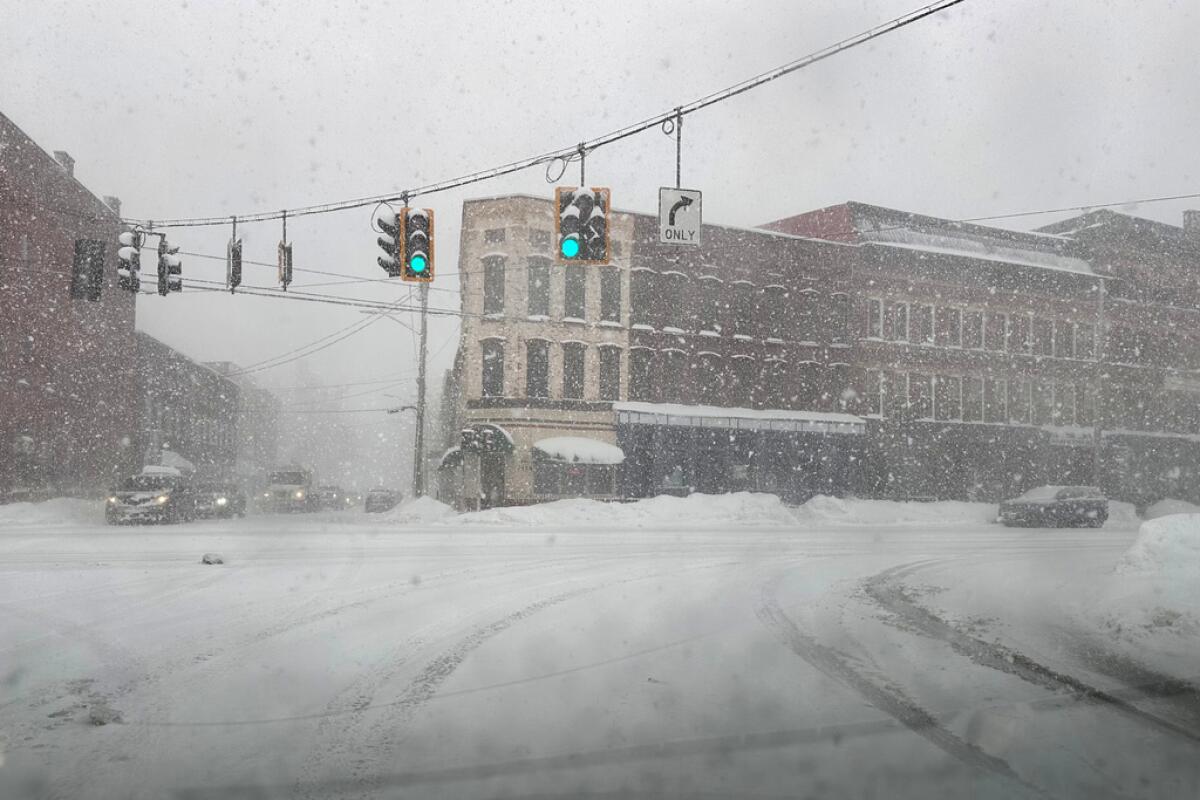 Nieve cae en una intersección en Lowville, Nueva York,