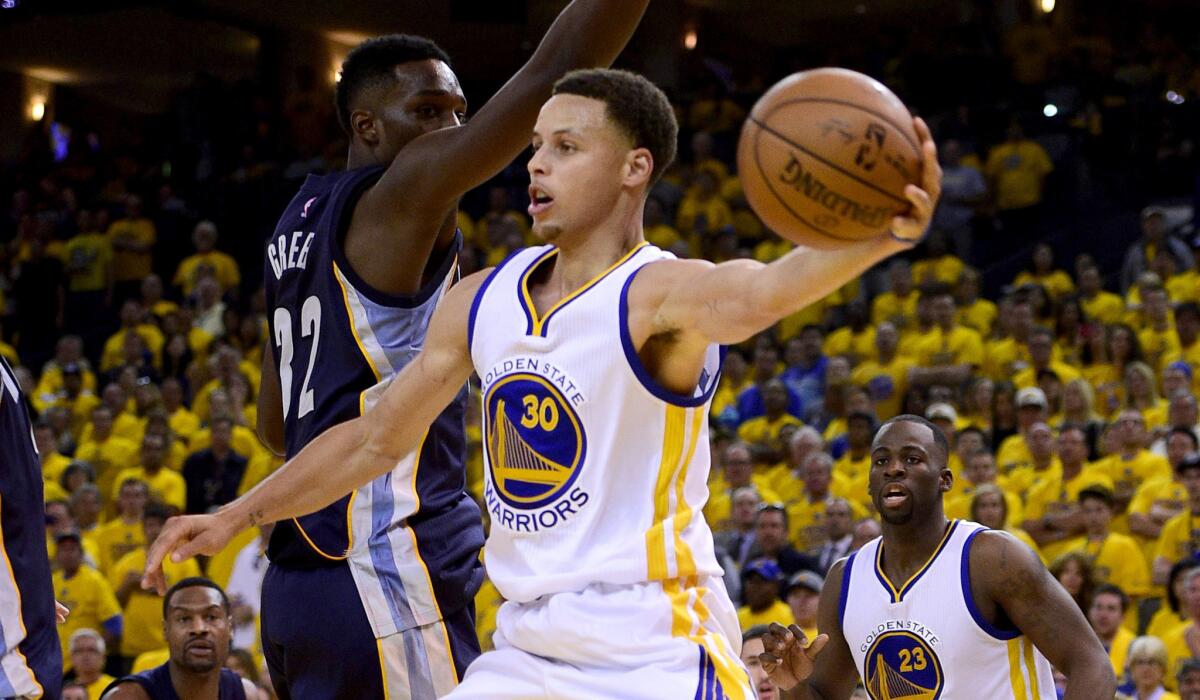 Warriors point guard Stephen Curry looks to pass as he drives into the lane against Grizzlies forward Jeff Green in the second half Sunday.