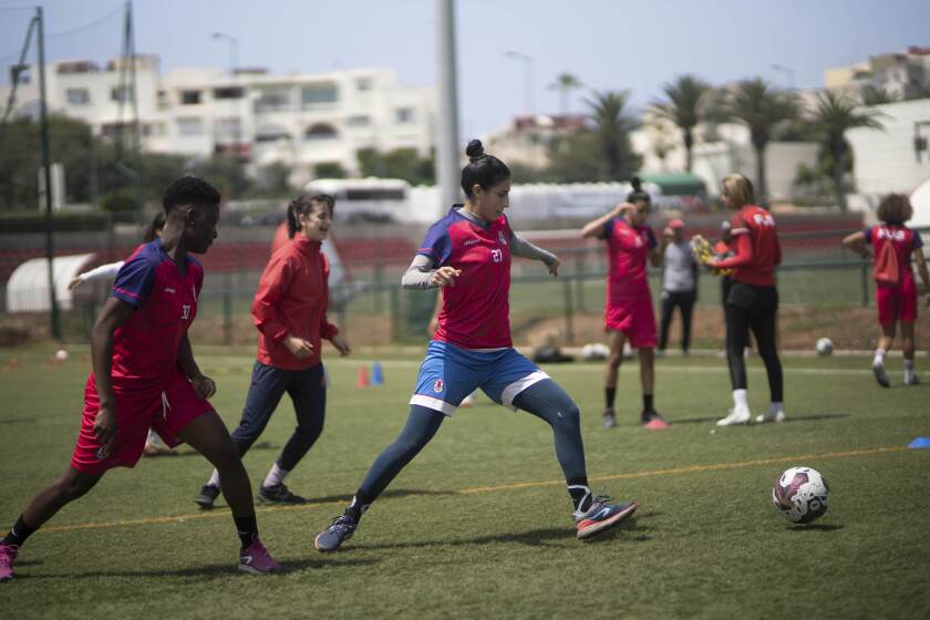 En foto del 19 de mayo del 2023, jugadoras del Fath Union Sport soccer en un entrenamiento en Rabat, Marruecos. (AP Foto/Mosa'ab Elshamy)
