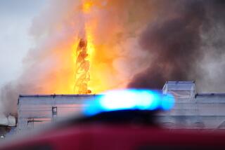 Humo y fuego se alzan desde el antiguo edificio de la Bolsa de Copenhague, en Dinamarca, el martes 16 de abril de 2024. (Ida Marie Odgaard/Ritzau Scanpix via AP)